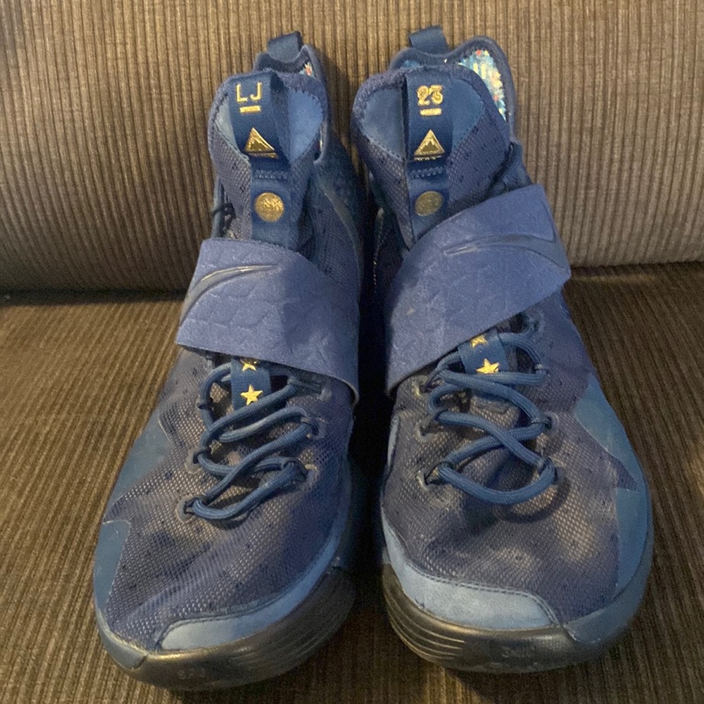 2017
LeBron 14 Limited 'Agimat' 852402-400 good condition size 13